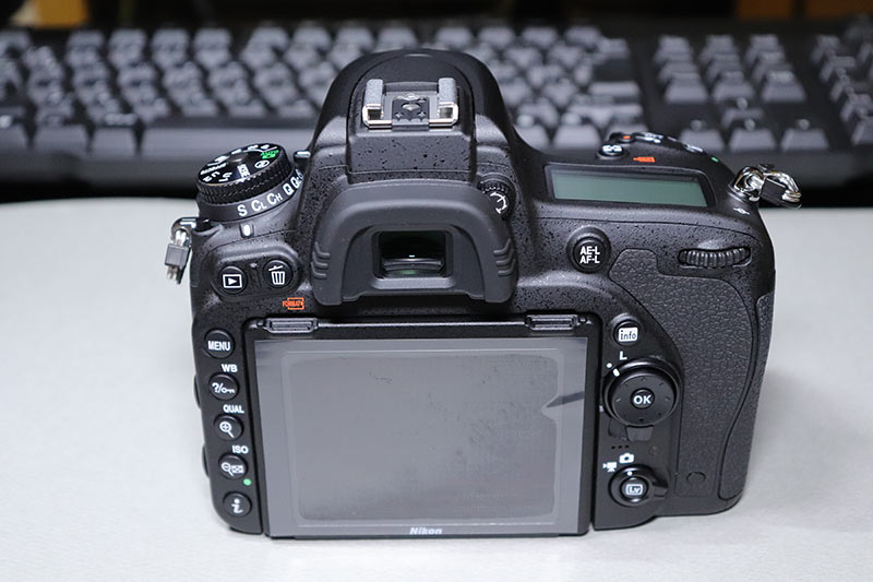 Nikon D750のペンタプリズムファインダーとチルト式液晶モニター
