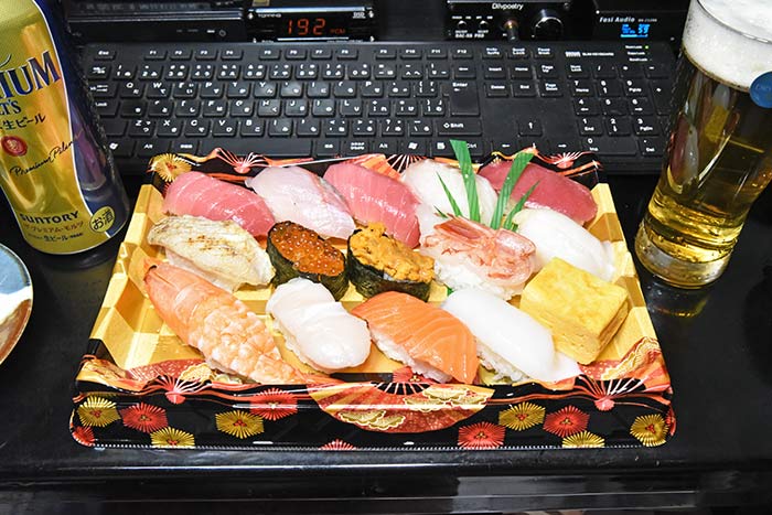 DA-2120Aのアニメの試聴に用意された寿司の盛り合わせ必要不可欠な中トロの握り